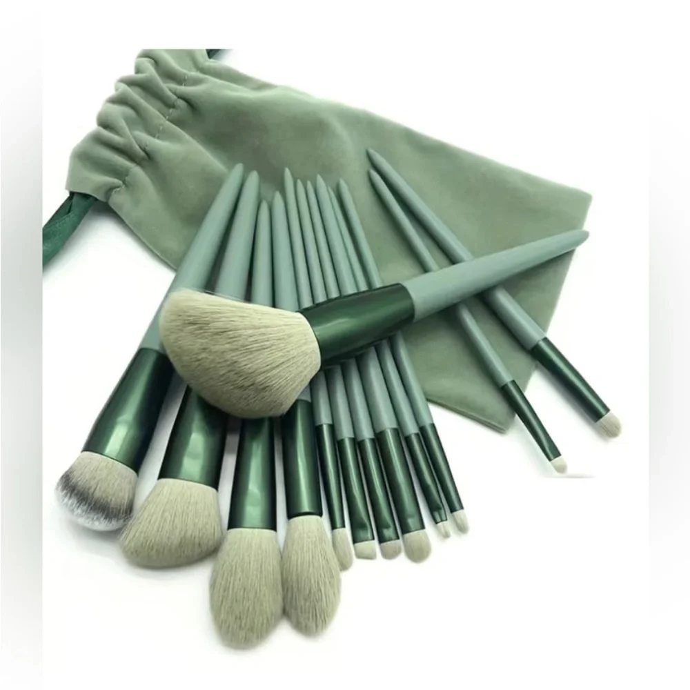 Ipsy glitter makeup bag w/13pcs Soft Makeup Brush Set for daily use.🌿🆕🌿
